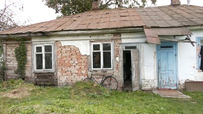На Рівненщині чоловікові-сироті виділили хату з дірами у стінах На Рівненщині чоловікові-сироті виділили хату з дірами у стінах