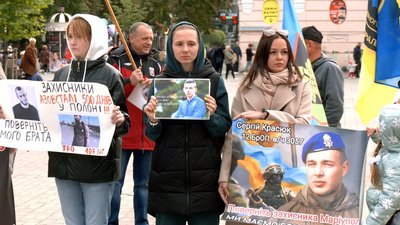 У Вінниці відбувся автопробіг на підтримку полонених захисників Маріуполя У Вінниці відбувся автопробіг на підтримку полонених захисників Маріуполя