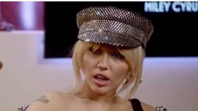 Майлі Сайрус у новорічну ніч була в baker boy cap від Багінського Майлі Сайрус у новорічну ніч була в baker boy cap від Багінського