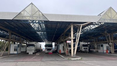 Рух легкових авто через пункт пропуску "Краківець" відновили Рух легкових авто через пункт пропуску "Краківець" відновили