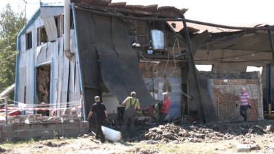 "Дах повністю впав": на Рівненщині ліквідовують наслідки авіаудару "Дах повністю впав": на Рівненщині ліквідовують наслідки авіаудару