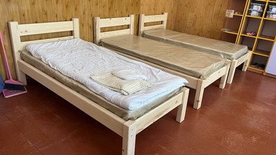 Щоб люди не спали на матах. У громаді на Буковині виготовляють ліжка для вимушених переселенців Щоб люди не спали на матах. У громаді на Буковині виготовляють ліжка для вимушених переселенців