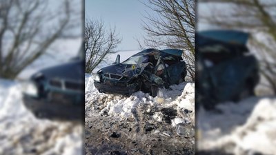 На Чернігівщині мікроавтобус зіткнувся з легковиком: до лікарні забрали трьох людей На Чернігівщині мікроавтобус зіткнувся з легковиком: до лікарні забрали трьох людей