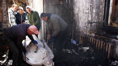 Опалену скульптуру Сковороди виносять зі зруйнованої внаслідок обстрілу у ніч проти 7 травня зали музею. У грудні, до 300-річчя Сковороди, пошкоджену скульптуру виставили в Українському домі в Києві Опалену скульптуру Сковороди виносять зі зруйнованої внаслідок обстрілу у ніч проти 7 травня зали музею. У грудні, до 300-річчя Сковороди, пошкоджену скульптуру виставили в Українському домі в Києві