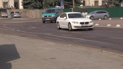 У Житомирі через спеку поливають дороги водою – щодня використовують 30 тисяч літрів води У Житомирі через спеку поливають дороги водою – щодня використовують 30 тисяч літрів води
