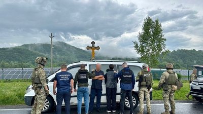 Затримання чоловіків під час незаконно перетину кордону на Закарпатті