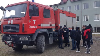 Вчать викликати швидку та запобігати пожежам. Як на Буковині впроваджують проєкт безпеки в громадах Вчать викликати швидку та запобігати пожежам. Як на Буковині впроваджують проєкт безпеки в громадах