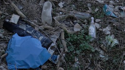 У мікрорайоні Полтави сміття викидають на вулиці, бо немає баків