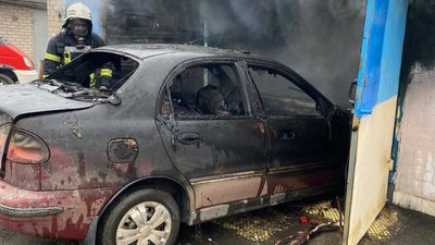 У Кривому Розі в гаражі згорів автомобіль разом із людиною в середині У Кривому Розі в гаражі згорів автомобіль разом із людиною в середині
