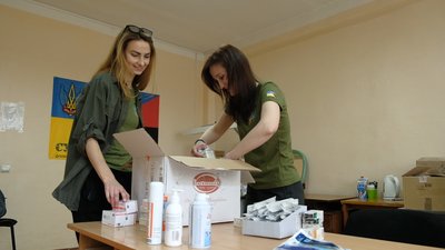 "Ліки, продукти, засоби гігієни". Київські волонтери у Вінниці формують гумвантаж для українських захисників