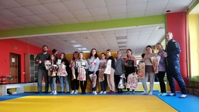 У Тернополі організували урок самозахисту для дівчат-підлітків У Тернополі організували урок самозахисту для дівчат-підлітків