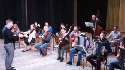 Скрипалька ансамблю "Льонок" Наталія Бількевич не бачить нот, тому вчить музичні партії на слух Скрипалька ансамблю "Льонок" Наталія Бількевич не бачить нот, тому вчить музичні партії на слух