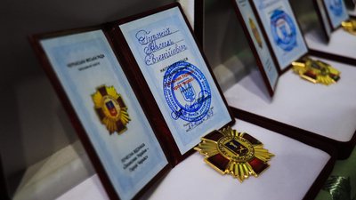 У Черкасах родинам загиблих захисників вручили почесні відзнаки У Черкасах родинам загиблих захисників вручили почесні відзнаки