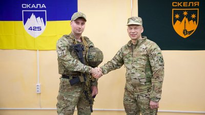 Сирський нагородив черкаського військовослужбовця