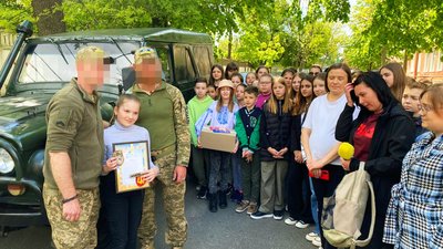 11-річна вінничанка зібрала гроші, придбала та передали автомобіль для ЗСУ 11-річна вінничанка зібрала гроші, придбала та передали автомобіль для ЗСУ