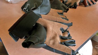 Волонтерки в Луцьку виготовили понад тисячу пар тактичних рукавиць для військових Волонтерки в Луцьку виготовили понад тисячу пар тактичних рукавиць для військових