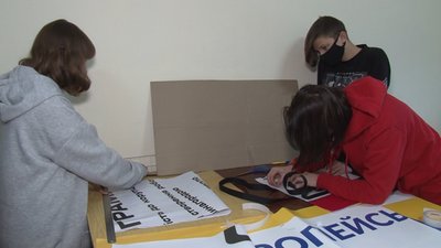 Друге життя політичної реклами: у Черкасах шиють екоторби з банерів Друге життя політичної реклами: у Черкасах шиють екоторби з банерів