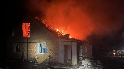Будинок зайнявся внаслідок влучання авіабомби поруч, Вільхуватська громада, Харківська область Будинок зайнявся внаслідок влучання авіабомби поруч, Вільхуватська громада, Харківська область