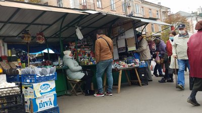 Погляд покупця: як "карантинить" центральний ринок Рівного, якщо прийти без камер Погляд покупця: як "карантинить" центральний ринок Рівного, якщо прийти без камер