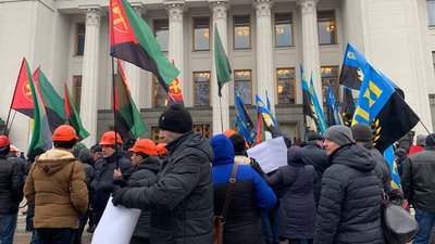 "Віддайте наші гроші". Під Радою зібрались шахтарі з вимогою сплатити борги по зарплаті "Віддайте наші гроші". Під Радою зібрались шахтарі з вимогою сплатити борги по зарплаті