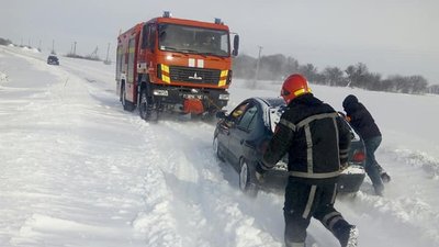 На Рівненщині через негоду обмежили рух приватного транспорту
