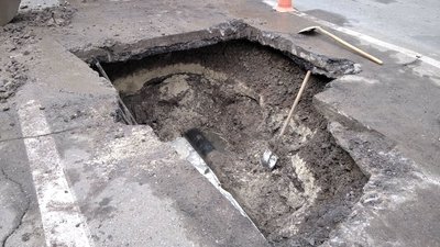 У центрі Тернополя прорвало водопровід