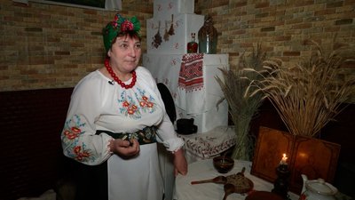 Плетуть маскувальні та співають колядки: як у Вишеньках на Чернігівщині готуються до Святвечора Плетуть маскувальні та співають колядки: як у Вишеньках на Чернігівщині готуються до Святвечора