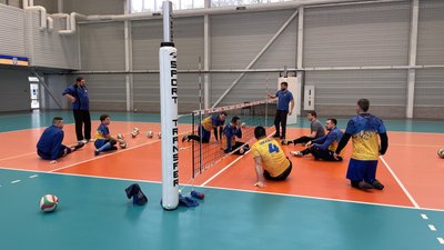 На Полтавщині тренується паралімпійська збірна з волейболу сидячи: як це відбувається На Полтавщині тренується паралімпійська збірна з волейболу сидячи: як це відбувається