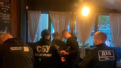 Херсонський патрульний збував наркотики: його затримали у Миколаєві