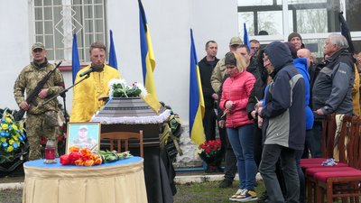 У селищі Привокзальне поховали військовослужбовця Олексія Кірієнка У селищі Привокзальне поховали військовослужбовця Олексія Кірієнка