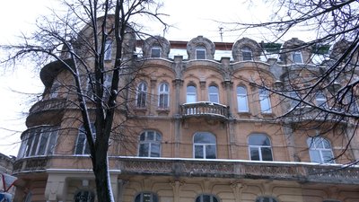 Власники квартири у столітньому будинку Івано-Франківська своїм коштом реставрують вікна й двері Власники квартири у столітньому будинку Івано-Франківська своїм коштом реставрують вікна й двері