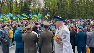 9 травня у Харкові: до Меморіалу Слави несуть квіти 9 травня у Харкові: до Меморіалу Слави несуть квіти