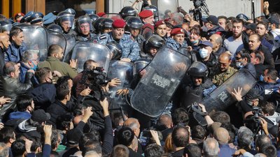 В Єревані силовики затримують учасників демонстрації. Серед них – лідери вірменської опозиції В Єревані силовики затримують учасників демонстрації. Серед них – лідери вірменської опозиції