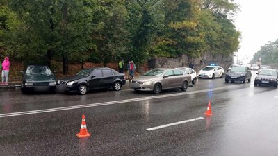 На дорозі у Харкові зіткнулися п'ять автівок: є травмований На дорозі у Харкові зіткнулися п'ять автівок: є травмований