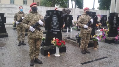 У Сумах відкрили пам'ятник загиблому полковнику Євгену Коростельову
