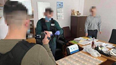 Затримали у власному кабінеті: посадовець Черкаської ОДА "погорів" на хабарі Затримали у власному кабінеті: посадовець Черкаської ОДА "погорів" на хабарі
