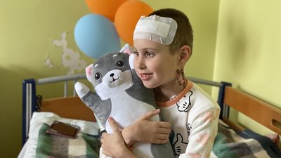 Пройшов через весь мозок: уламок російського снаряда влучив у голову дівчинці з Миколаївщини Пройшов через весь мозок: уламок російського снаряда влучив у голову дівчинці з Миколаївщини