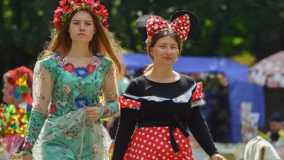 Плетуть вінки та танцюють: у Черкасах почали святкувати Івана Купала Плетуть вінки та танцюють: у Черкасах почали святкувати Івана Купала