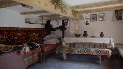 Один дерев’яний будинок має дві кімнати та коридор Один дерев’яний будинок має дві кімнати та коридор