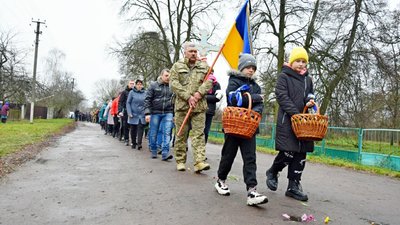 На Чернігівщині попрощалася з трьома захисниками України На Чернігівщині попрощалася з трьома захисниками України