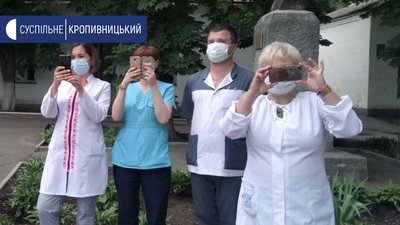 Для медиків Кропивницького зіграв оркестр Для медиків Кропивницького зіграв оркестр