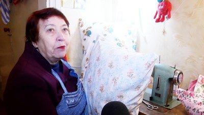 Шиють подушки, балаклави, рукавиці: літні люди у Житомирі допомагають військовим Шиють подушки, балаклави, рукавиці: літні люди у Житомирі допомагають військовим