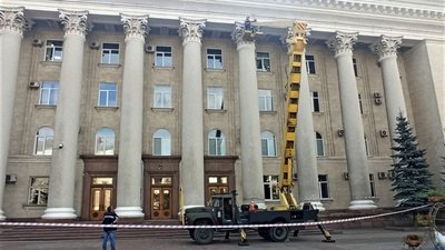 З будівлі Кропивницької міськради знімають радянську символіку