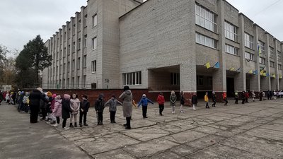 Три сотні школярів у Луцьку вийшли на руханку до дня української писемності