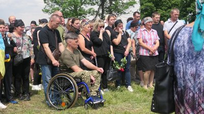 "Може, з небес тепер рятуватиме". У Глухові попрощалися із захисником Юрієм Приймачком "Соколом"