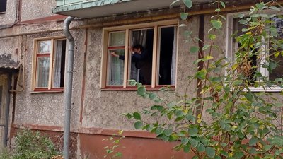 Мешканці пошкоджених будинків ліквідовують наслідки російського влучання