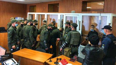 Справа бунту в одеській колонії: обвинувачені порізали себе у суді Справа бунту в одеській колонії: обвинувачені порізали себе у суді