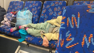 "Поверніть Алісі маму". Під час евакуації до Запоріжжя з Маріуполя в колоні приїхала дитина без матері
