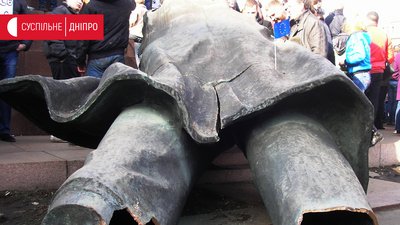 6 років тому в центрі Дніпра повалили пам’ятник Леніну. Як це було (ФОТО)