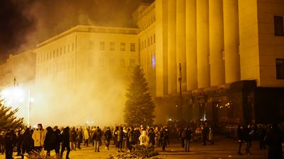 "Не чуєш? Побачиш". Прихильники Стерненка облили ОП червоною фарбою та влаштували феєрверк "Не чуєш? Побачиш". Прихильники Стерненка облили ОП червоною фарбою та влаштували феєрверк